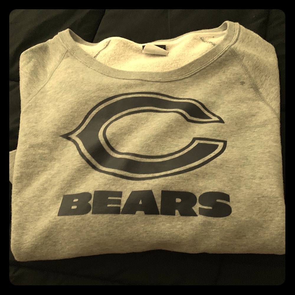 A woman’s Chicago Bears Boyfriend Sweatshirt